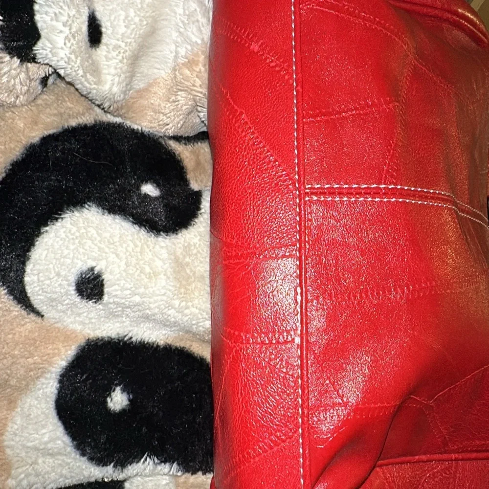 Retro style vegan leather purse with sexy kiss-lock closure. - Picture 9 of 12